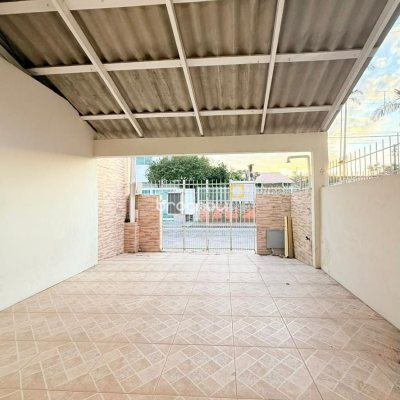 Casa com 76m², 4 quartos, 1 garagem, no bairro São João do Rio Vermelho em Florianópolis