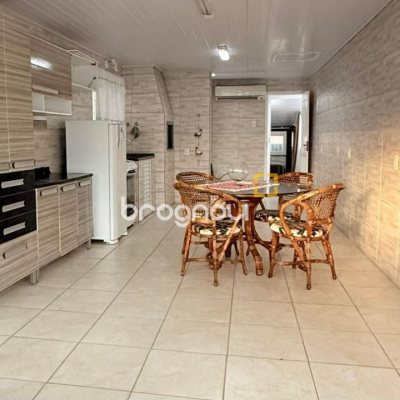 Casa com 76m², 4 quartos, 1 garagem, no bairro São João do Rio Vermelho em Florianópolis
