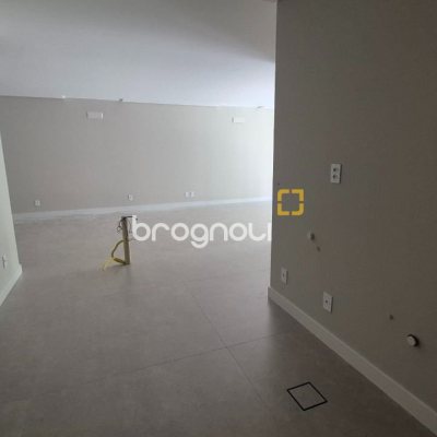 Apartamento com 130m², 3 quartos (sendo 1 suíte), 2 garagens, no bairro Jurerê em Florianópolis