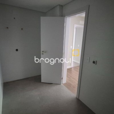 Apartamento com 130m², 3 quartos (sendo 1 suíte), 2 garagens, no bairro Jurerê em Florianópolis
