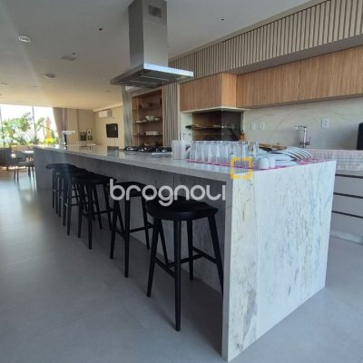 Apartamento com 130m², 3 quartos (sendo 1 suíte), 2 garagens, no bairro Jurerê em Florianópolis