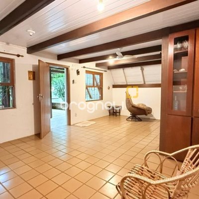 Casa com 160m², 3 quartos, 2 garagens, no bairro Ingleses do Rio Vermelho em Florianópolis