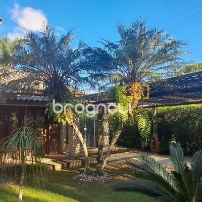 Casa de Condomínio com 346m², 3 quartos (sendo 1 suíte), 5 garagens, no bairro Cachoeira do Bom Jesus em Florianópolis