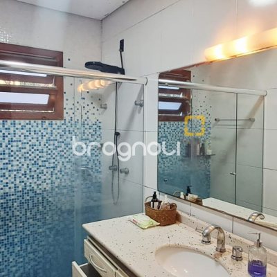 Casa de Condomínio com 346m², 3 quartos (sendo 1 suíte), 5 garagens, no bairro Cachoeira do Bom Jesus em Florianópolis
