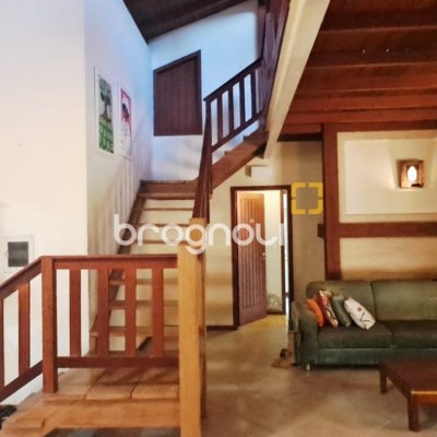 Casa de Condomínio com 346m², 3 quartos (sendo 1 suíte), 5 garagens, no bairro Cachoeira do Bom Jesus em Florianópolis