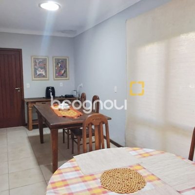 Casa de Condomínio com 346m², 3 quartos (sendo 1 suíte), 5 garagens, no bairro Cachoeira do Bom Jesus em Florianópolis