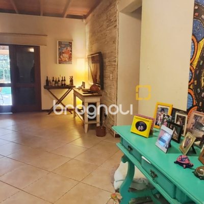 Casa de Condomínio com 346m², 3 quartos (sendo 1 suíte), 5 garagens, no bairro Cachoeira do Bom Jesus em Florianópolis