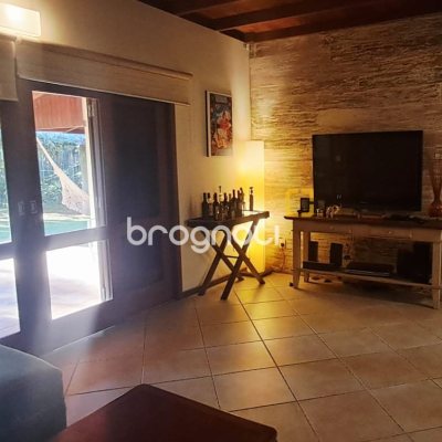 Casa de Condomínio com 346m², 3 quartos (sendo 1 suíte), 5 garagens, no bairro Cachoeira do Bom Jesus em Florianópolis