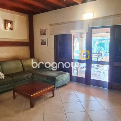 Casa de Condomínio com 346m², 3 quartos (sendo 1 suíte), 5 garagens, no bairro Cachoeira do Bom Jesus em Florianópolis