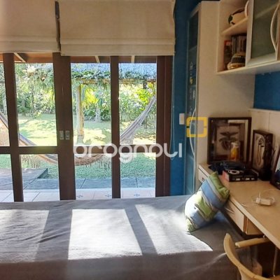 Casa de Condomínio com 346m², 3 quartos (sendo 1 suíte), 5 garagens, no bairro Cachoeira do Bom Jesus em Florianópolis