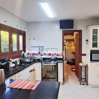 Casa de Condomínio com 346m², 3 quartos (sendo 1 suíte), 5 garagens, no bairro Cachoeira do Bom Jesus em Florianópolis
