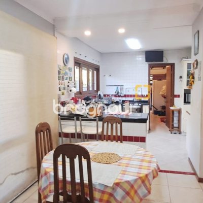 Casa de Condomínio com 346m², 3 quartos (sendo 1 suíte), 5 garagens, no bairro Cachoeira do Bom Jesus em Florianópolis