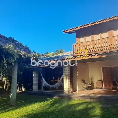 Casa de Condomínio com 346m², 3 quartos (sendo 1 suíte), 5 garagens, no bairro Cachoeira do Bom Jesus em Florianópolis