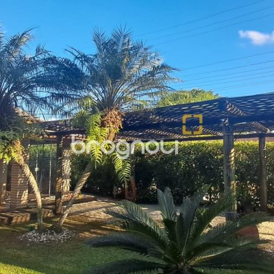 Casa de Condomínio com 346m², 3 quartos (sendo 1 suíte), 5 garagens, no bairro Cachoeira do Bom Jesus em Florianópolis