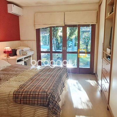 Casa de Condomínio com 346m², 3 quartos (sendo 1 suíte), 5 garagens, no bairro Cachoeira do Bom Jesus em Florianópolis