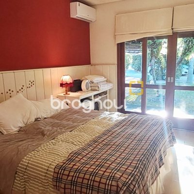 Casa de Condomínio com 346m², 3 quartos (sendo 1 suíte), 5 garagens, no bairro Cachoeira do Bom Jesus em Florianópolis