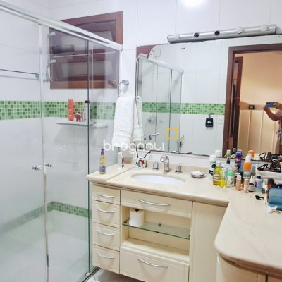 Casa de Condomínio com 346m², 3 quartos (sendo 1 suíte), 5 garagens, no bairro Cachoeira do Bom Jesus em Florianópolis