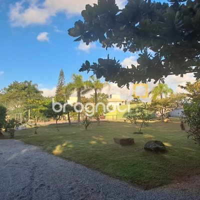 Casa de Condomínio com 346m², 3 quartos (sendo 1 suíte), 5 garagens, no bairro Cachoeira do Bom Jesus em Florianópolis