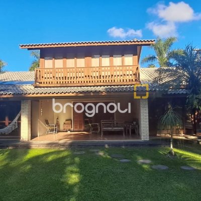 Casa de Condomínio com 346m², 3 quartos (sendo 1 suíte), 5 garagens, no bairro Cachoeira do Bom Jesus em Florianópolis