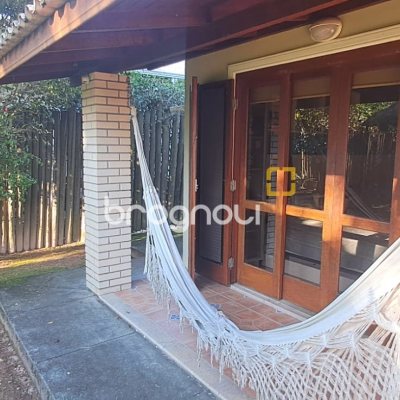 Casa de Condomínio com 346m², 3 quartos (sendo 1 suíte), 5 garagens, no bairro Cachoeira do Bom Jesus em Florianópolis