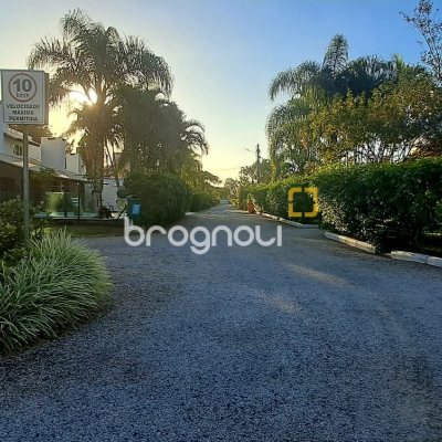 Casa de Condomínio com 346m², 3 quartos (sendo 1 suíte), 5 garagens, no bairro Cachoeira do Bom Jesus em Florianópolis