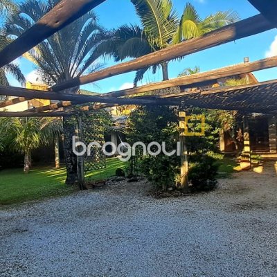 Casa de Condomínio com 346m², 3 quartos (sendo 1 suíte), 5 garagens, no bairro Cachoeira do Bom Jesus em Florianópolis