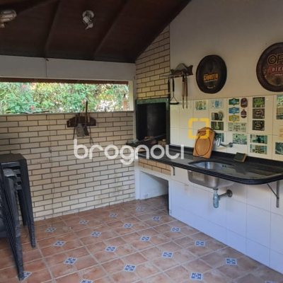 Casa de Condomínio com 346m², 3 quartos (sendo 1 suíte), 5 garagens, no bairro Cachoeira do Bom Jesus em Florianópolis