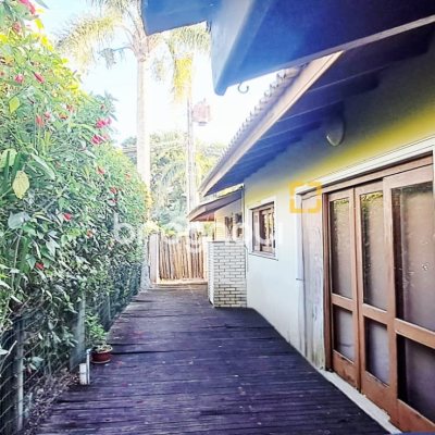Casa de Condomínio com 346m², 3 quartos (sendo 1 suíte), 5 garagens, no bairro Cachoeira do Bom Jesus em Florianópolis