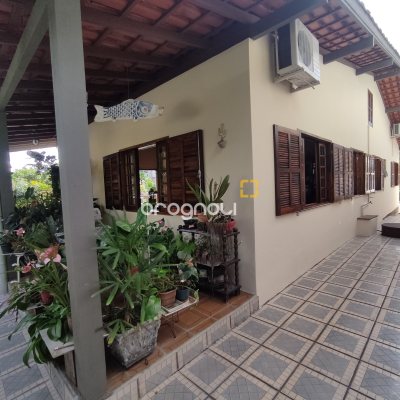 Casa com 220m², 5 quartos (sendo 2 suítes), 2 garagens, no bairro Sambaqui em Florianópolis