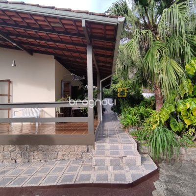 Casa com 220m², 5 quartos (sendo 2 suítes), 2 garagens, no bairro Sambaqui em Florianópolis