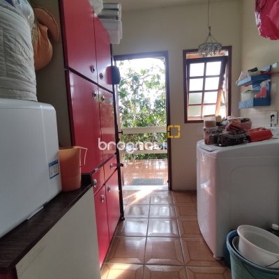 Casa com 220m², 5 quartos (sendo 2 suítes), 2 garagens, no bairro Sambaqui em Florianópolis