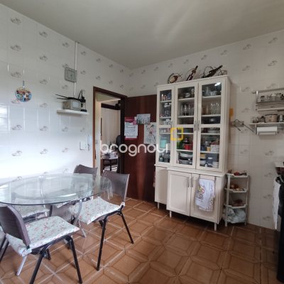 Casa com 220m², 5 quartos (sendo 2 suítes), 2 garagens, no bairro Sambaqui em Florianópolis