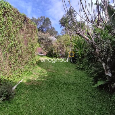 Casa com 220m², 5 quartos (sendo 2 suítes), 2 garagens, no bairro Sambaqui em Florianópolis