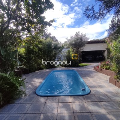 Casa com 220m², 5 quartos (sendo 2 suítes), 2 garagens, no bairro Sambaqui em Florianópolis