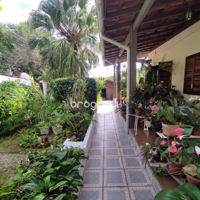 Casa com 220m², 5 quartos (sendo 2 suítes), 2 garagens, no bairro Sambaqui em Florianópolis
