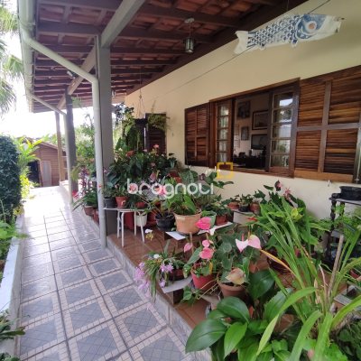 Casa com 220m², 5 quartos (sendo 2 suítes), 2 garagens, no bairro Sambaqui em Florianópolis