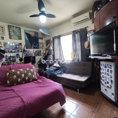 Casa com 220m², 5 quartos (sendo 2 suítes), 2 garagens, no bairro Sambaqui em Florianópolis