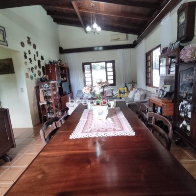 Casa com 220m², 5 quartos (sendo 2 suítes), 2 garagens, no bairro Sambaqui em Florianópolis