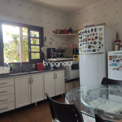 Casa com 220m², 5 quartos (sendo 2 suítes), 2 garagens, no bairro Sambaqui em Florianópolis