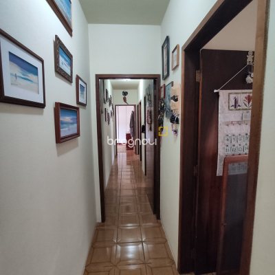 Casa com 220m², 5 quartos (sendo 2 suítes), 2 garagens, no bairro Sambaqui em Florianópolis