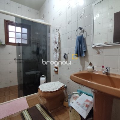 Casa com 220m², 5 quartos (sendo 2 suítes), 2 garagens, no bairro Sambaqui em Florianópolis