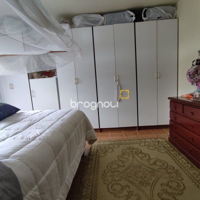 Casa com 220m², 5 quartos (sendo 2 suítes), 2 garagens, no bairro Sambaqui em Florianópolis