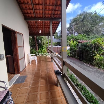 Casa com 220m², 5 quartos (sendo 2 suítes), 2 garagens, no bairro Sambaqui em Florianópolis