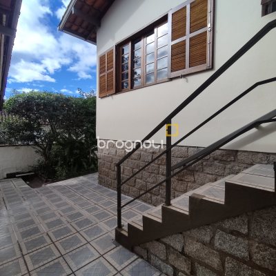 Casa com 220m², 5 quartos (sendo 2 suítes), 2 garagens, no bairro Sambaqui em Florianópolis