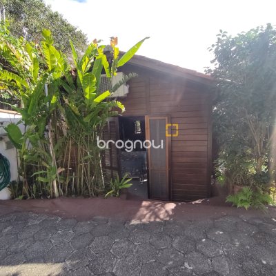 Casa com 220m², 5 quartos (sendo 2 suítes), 2 garagens, no bairro Sambaqui em Florianópolis