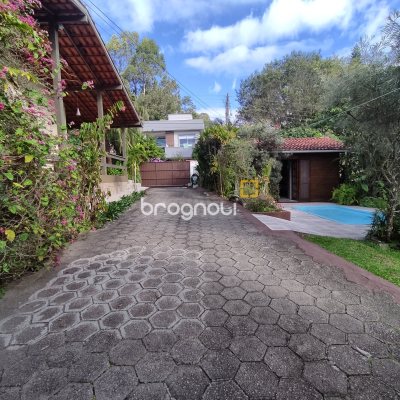 Casa com 220m², 5 quartos (sendo 2 suítes), 2 garagens, no bairro Sambaqui em Florianópolis