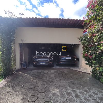 Casa com 220m², 5 quartos (sendo 2 suítes), 2 garagens, no bairro Sambaqui em Florianópolis