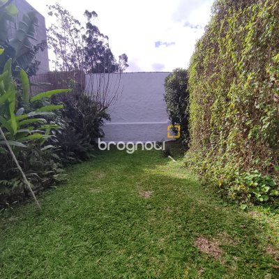Casa com 220m², 5 quartos (sendo 2 suítes), 2 garagens, no bairro Sambaqui em Florianópolis