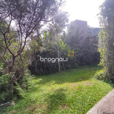 Casa com 220m², 5 quartos (sendo 2 suítes), 2 garagens, no bairro Sambaqui em Florianópolis
