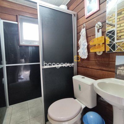 Casa com 220m², 5 quartos (sendo 2 suítes), 2 garagens, no bairro Sambaqui em Florianópolis